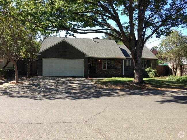 Building Photo - 4 Bedroom Home Close to Campus-$750 Off 1s...