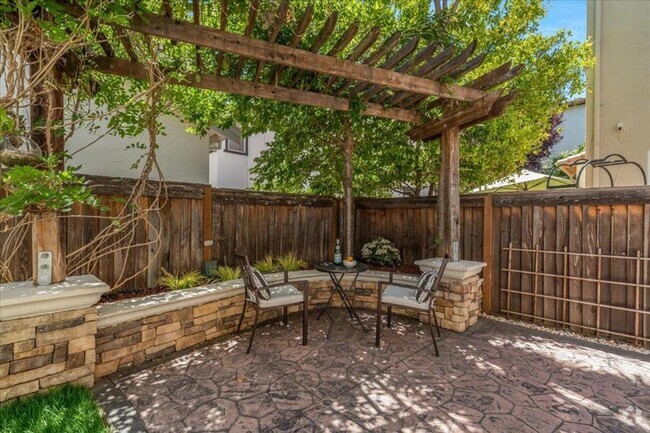 Building Photo - Top Notch Eagle Ridge Courtyard Home - Ren...