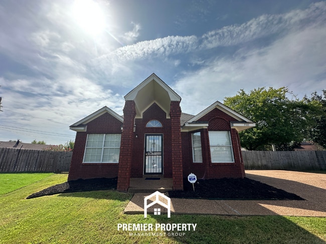3BR/2BA Memphis Rental with High Ceilings, Hardwood Floors & Kitchen Bay Window - 3BR/2BA Memphis Rental with High Ceilings, Hardwood Floors & Kitchen Bay Window