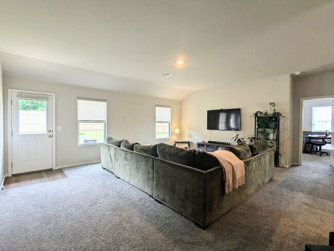 Photo - Welcome Home to Comfort and Convenience in Newcastle!