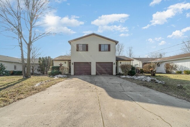 Building Photo - 2 Bedroom Rental Duplex with Attached Garage $1300/month