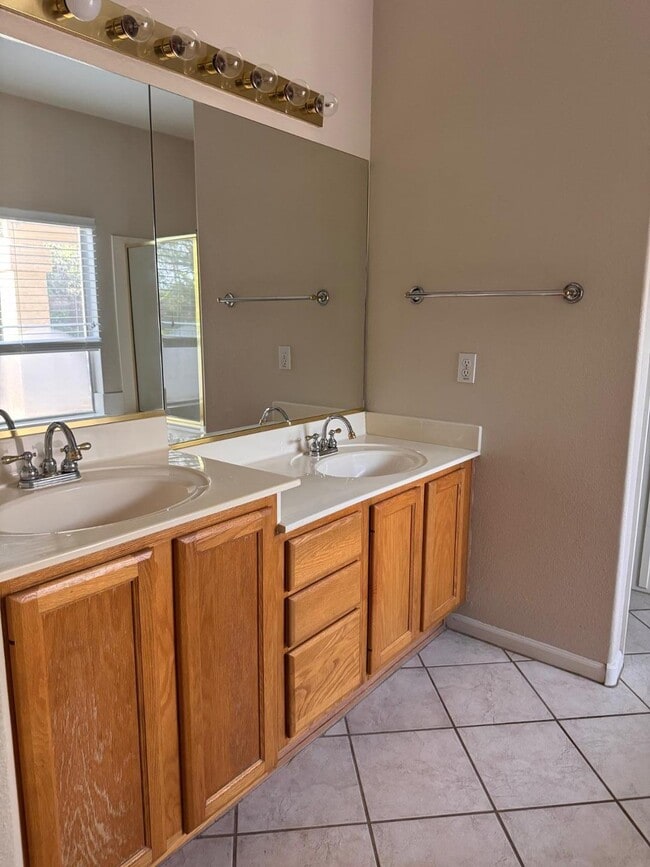 Photo - 979 E Brentrup Dr