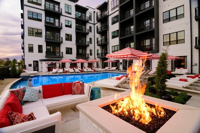 Building Photo - Luxe at the Highlands