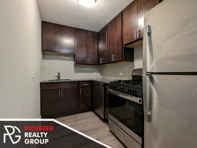 Building Photo - 530 W Surf St Unit S530-219