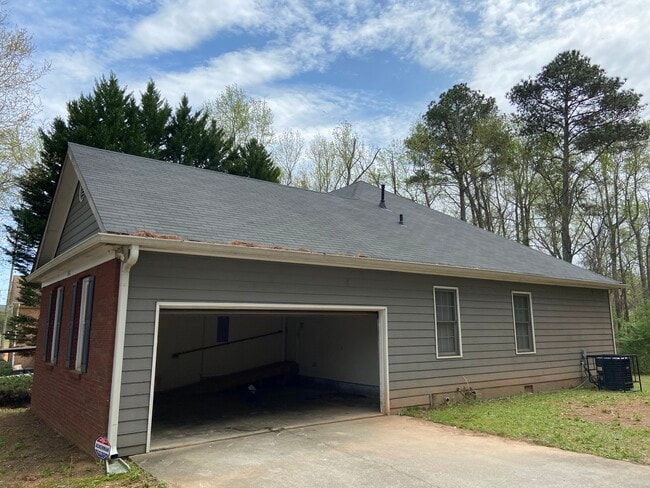 Photo - 1557 Lovejoy Rd