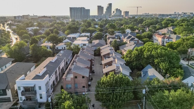 Building Photo - Henderson Ave Townhome with Rooftop Skyline Views