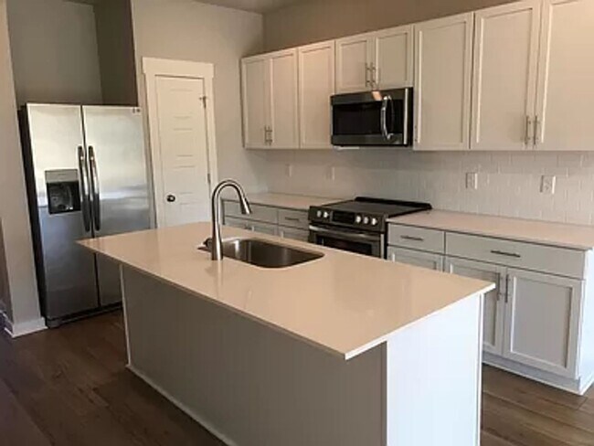 Photo - 713 Mickelson Way