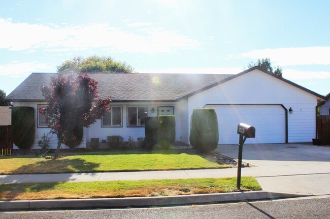 Building Photo - 1497 Trisha Way