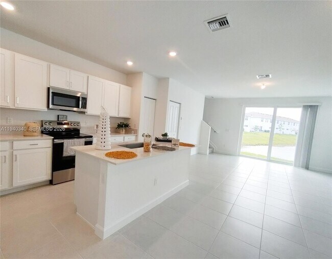 Photo - 400 SE Crossoak Ln