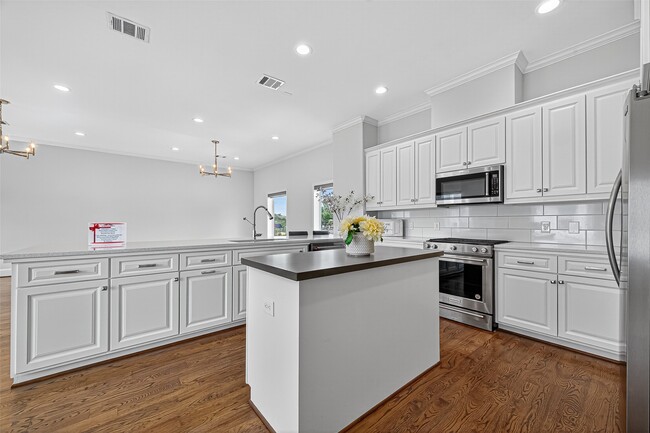 Photo - 1630 W 24th St