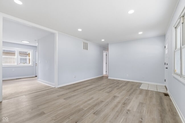 Photo - 1441 W Lynn Dr