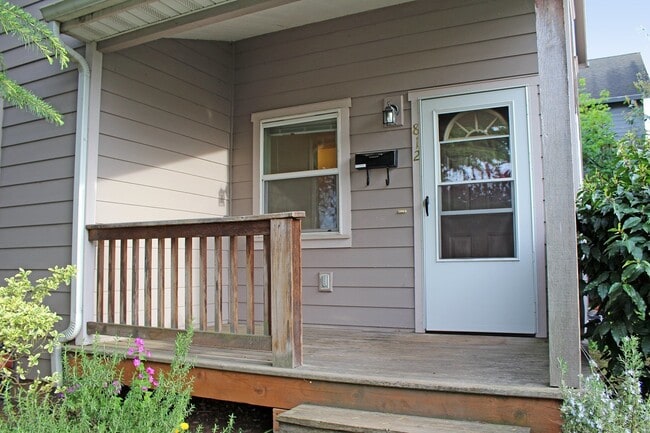 Photo - 812 N Dekum St