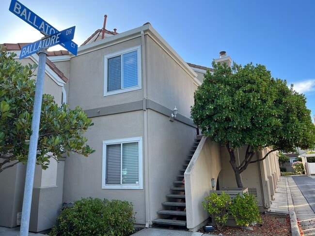 Bright 2 Bedroom 2 Bath Condo Perfectly Lo... - Bright 2 Bedroom 2 Bath Condo Perfectly Lo...