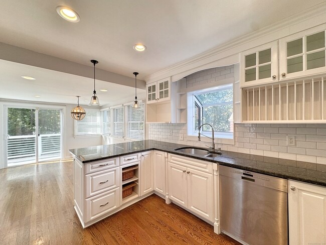 Photo - 8 1/2 Ells St