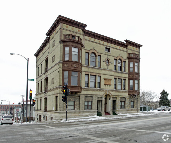 Building Photo - 1305 N Milwaukee St Unit 1 Rental