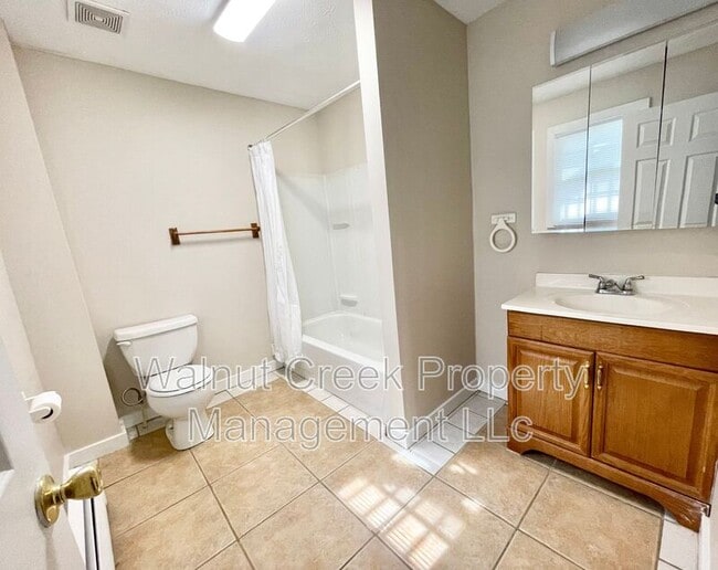 Photo - 870 S Main St Unidad A