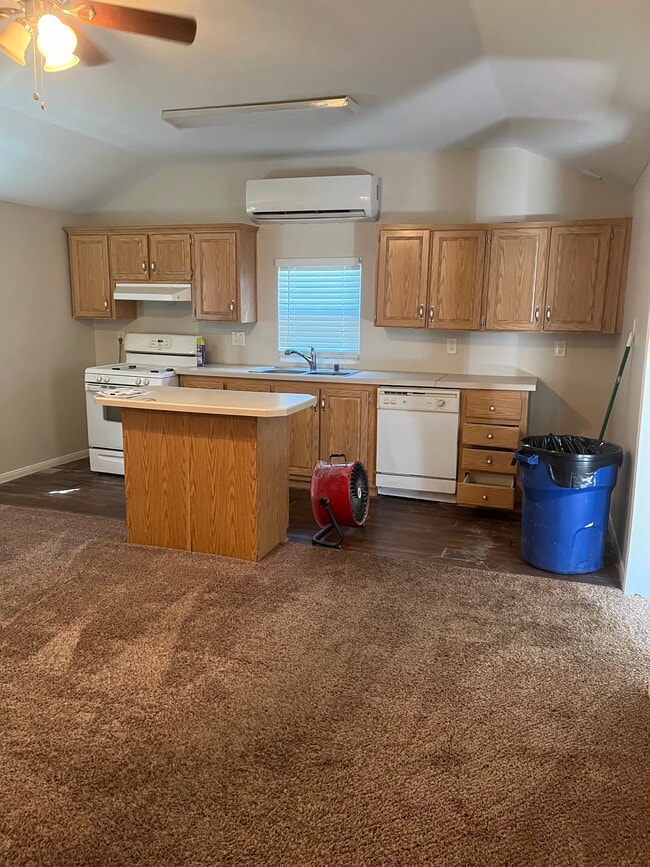 Building Photo - 1042 5th St Rental