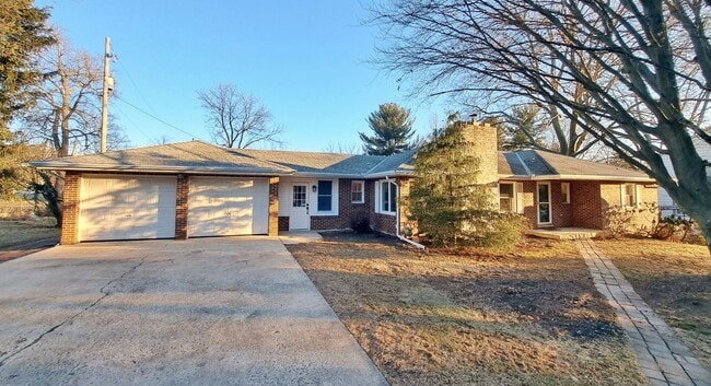 Photo - 3 Bed / 1-1/2 Bath Single Family Home w/ 2-Car Garage