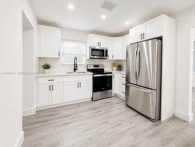 736 NW 41st St