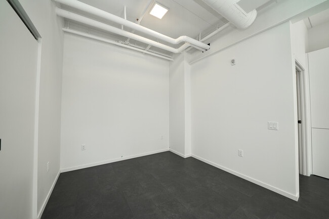127 Bannatyne Av