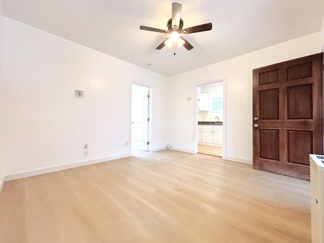 Building Photo - 725 E 81st St Rental