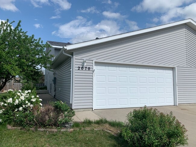 Building Photo - 3 Bedroom Twinhome