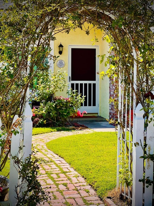 Building Photo - Beautiful 4 bedroom 2 bath House, with man...