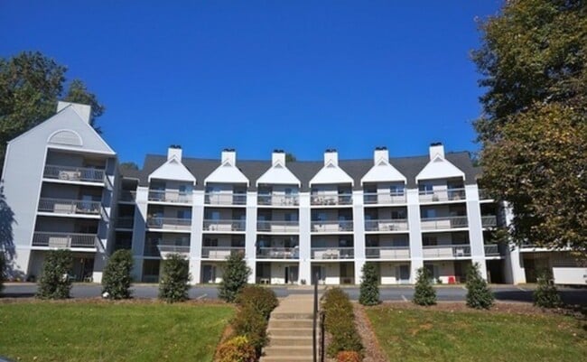 Building Photo - 1243 Cedars Ct