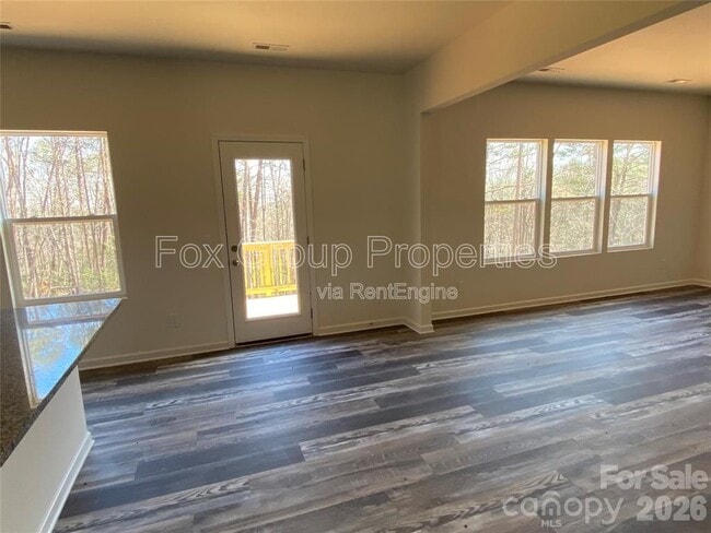 Photo - 1662 Nicholas Way