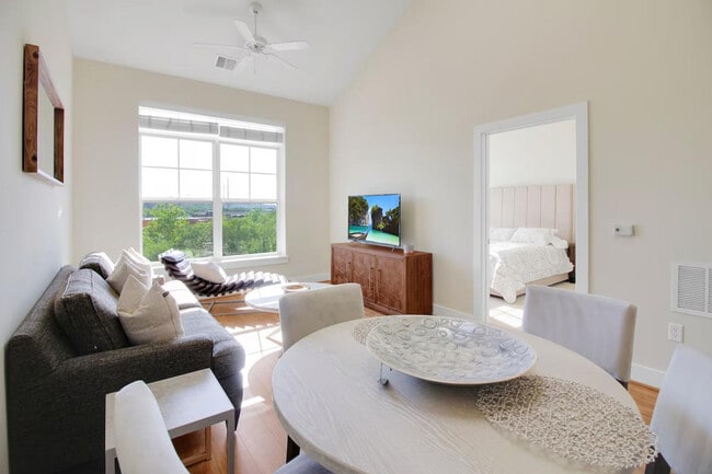 Building Photo - 909 Usher St Unit ID1395348P