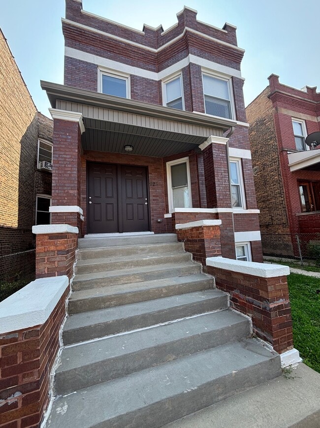 Building Photo - 923 N Drake Ave