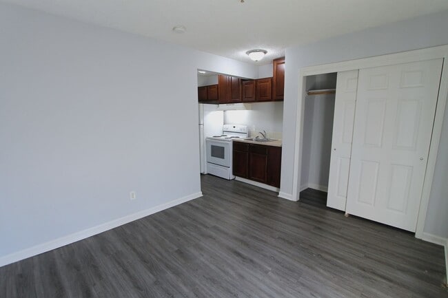 Building Photo - First floor 1 bedroom apartment- Private walk out entrance. No Stairs! Unit 802-1