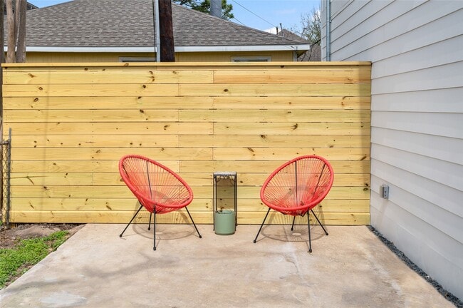 Photo - 323 E 24th St