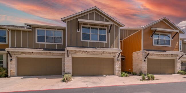 Fantastic Townhome w/Backard in Gated Comm... - Fantastic Townhome w/Backard in Gated Comm...