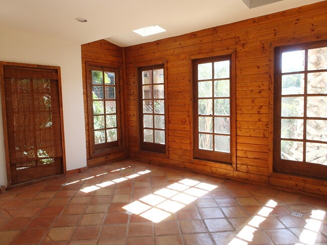 bed room/ sun room - 2047 Ivar Ave Unit 2047