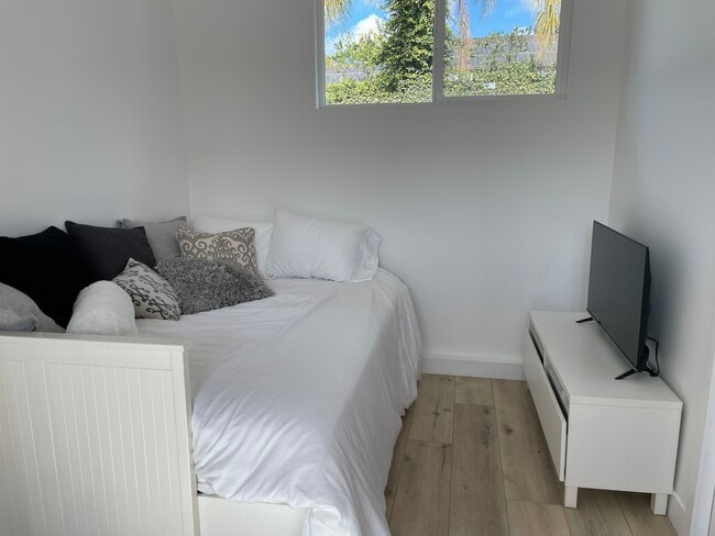 6126 Alcove Ave Unit Cozy Comfort