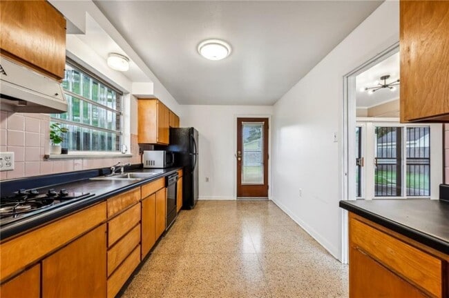Photo - 2655 Hyman Pl