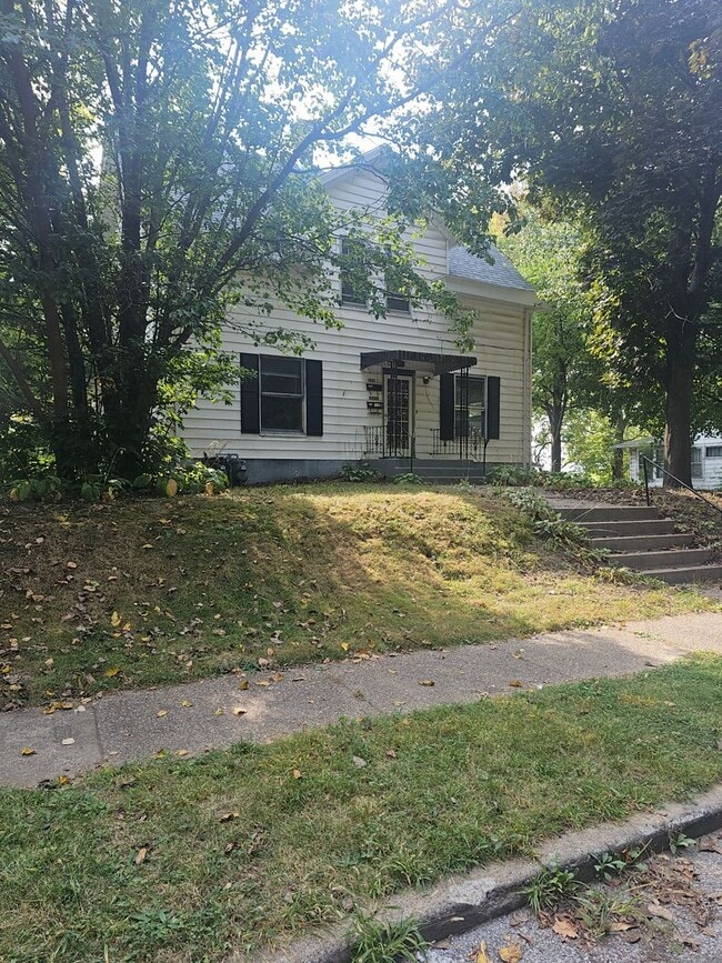 Building Photo - 1603 W 10th St Unit 1603 W 10th St.  2