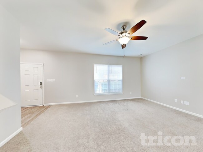 Photo - 2092 Roscommon Dr