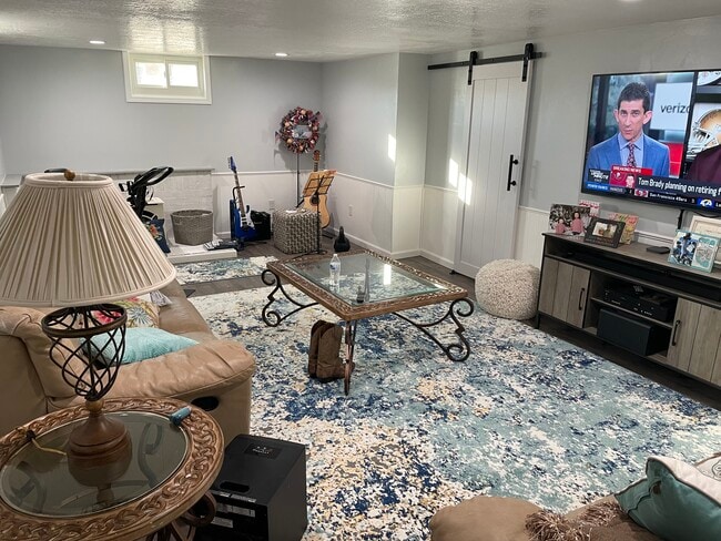 Includes Bigscreen tv , Xfinity, wifi - 268 E 9000 S Unit Basement Apt