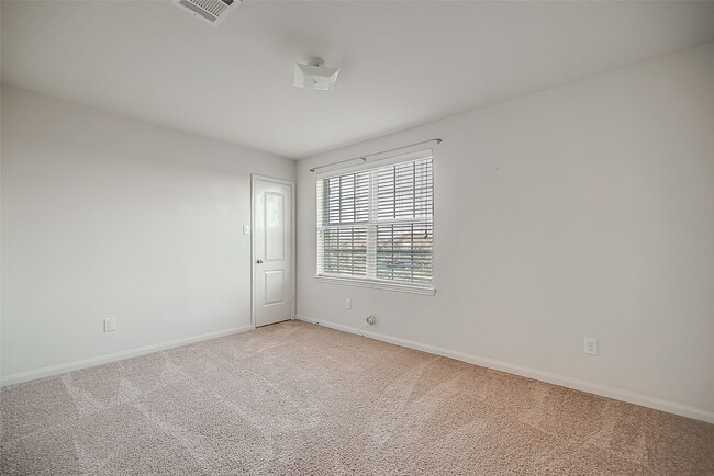 Photo - 346 Apache Field Ln