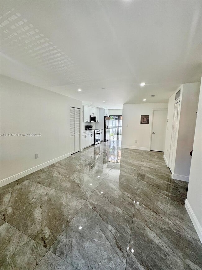 Building Photo - 2740 W 61st St Unit 107