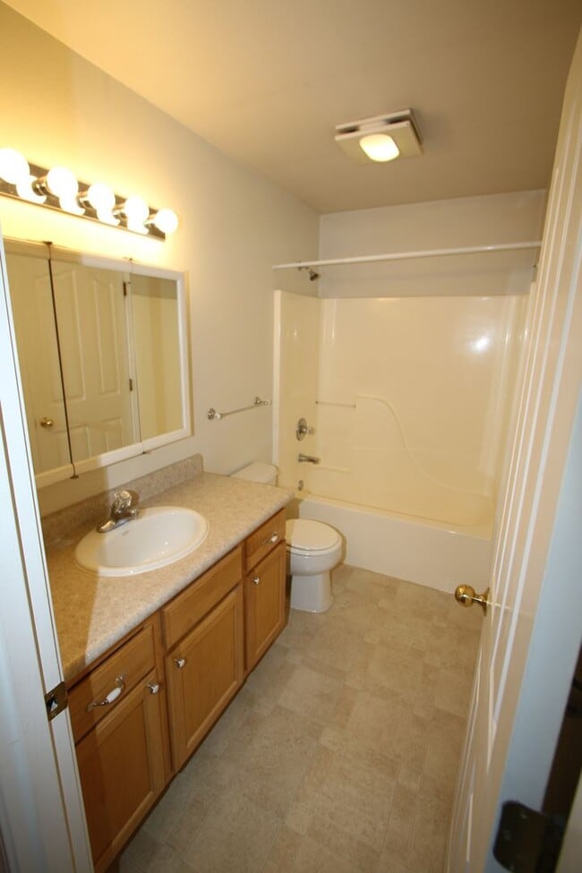 Photo - 3 Bedroom Eagle River Townhouse!