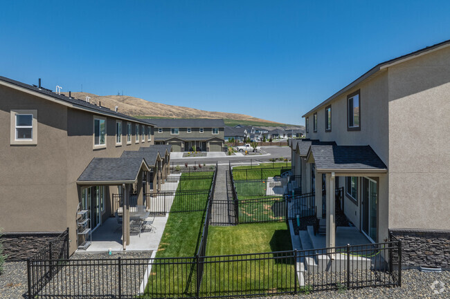 Building Photo - West Vine Townhomes