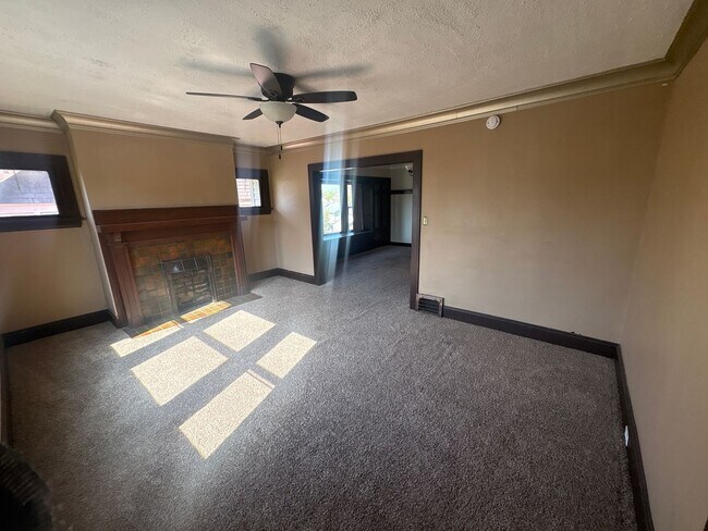 Photo - Waterbury1647 Unidad Up