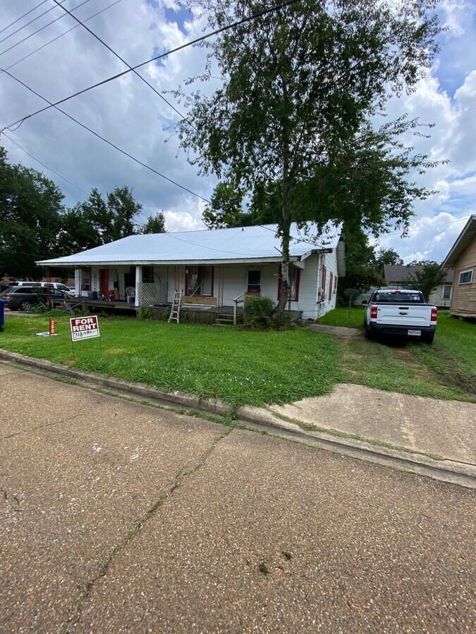Photo - 209 Oak St