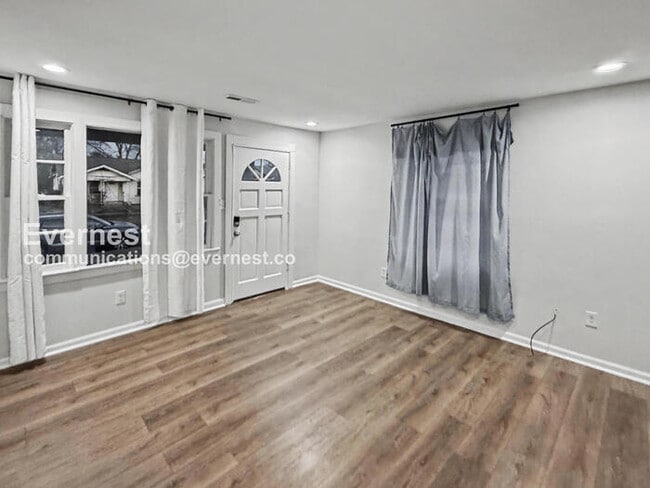 Photo - 908 37th St N