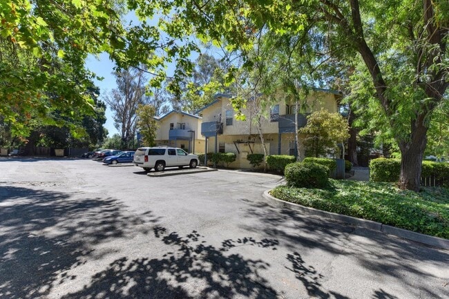 Photo - 4 Bedroom Townhome near UC Davis Unit 2