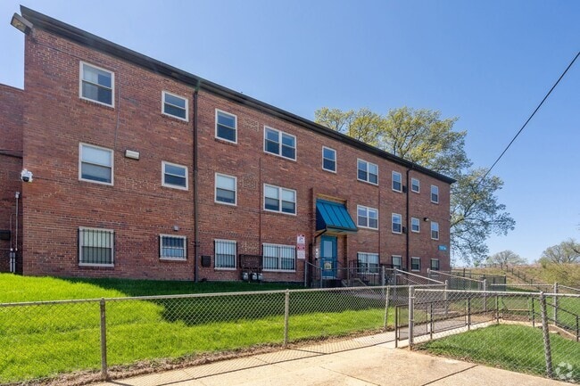 Building Photo - Lovely 3 BR/2 BA Condo in Barry Farm!