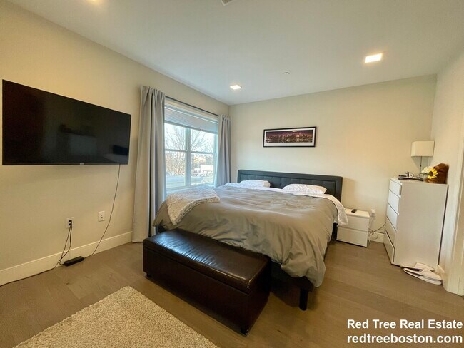 Photo - 300 Maverick St